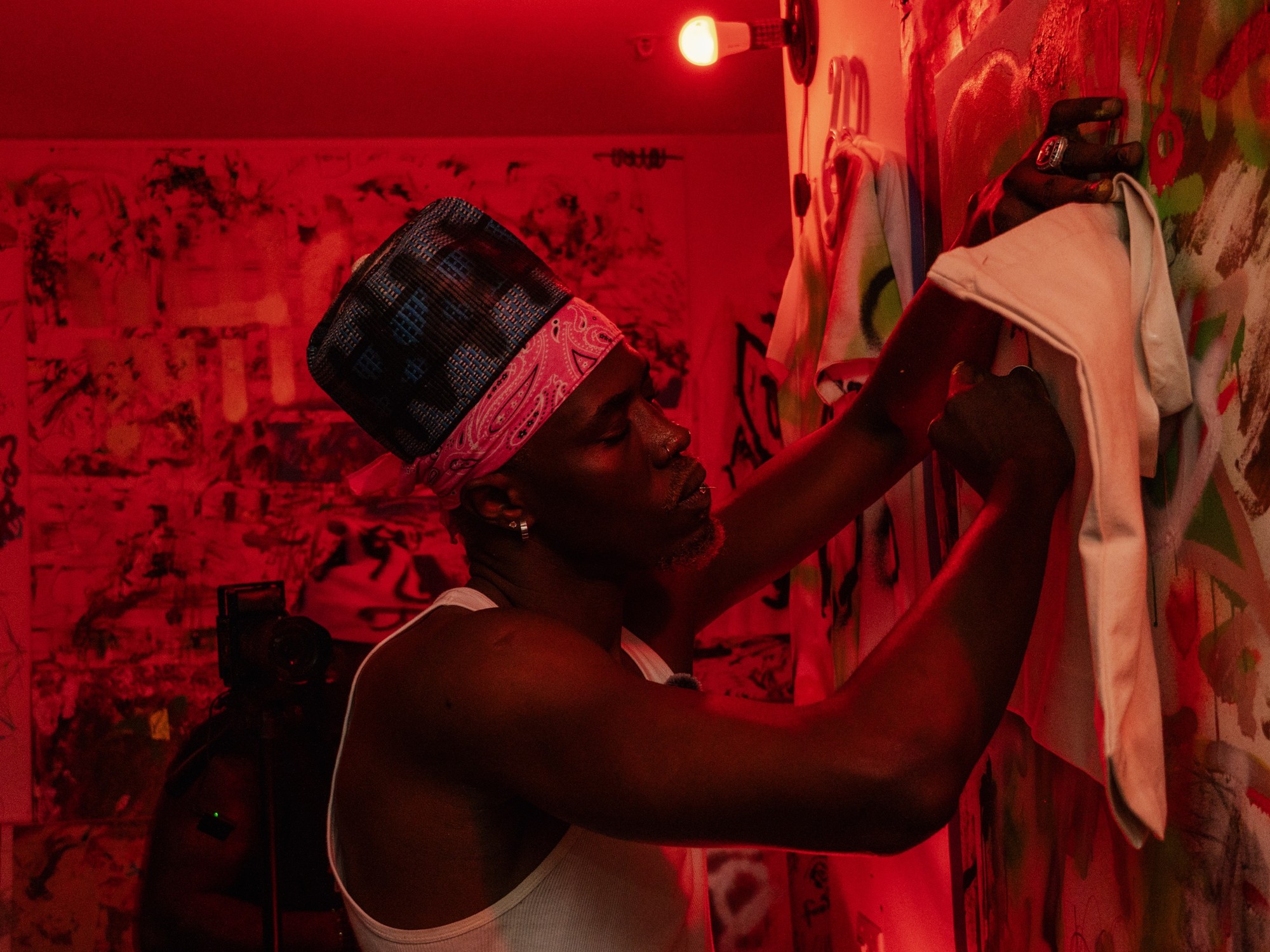 Dozyé painting under red light